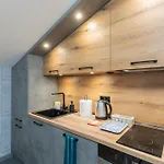 Urban Five #5 - Stylish One-bedroom With Kitchen & Parking Appartamento