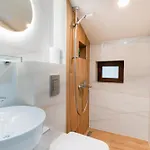 Urban Five #5 - Stylish One-bedroom With Kitchen & Parking *