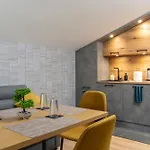 Urban Five #5 - Stylish One-bedroom With Kitchen & Parking
