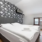 Urban Five #5 - Stylish One-bedroom With Kitchen & Parking Appartamento