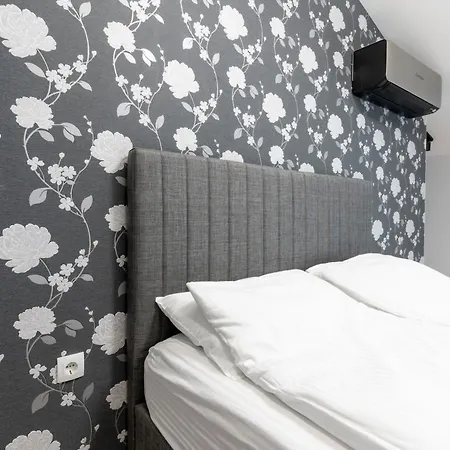 Apartment Urban Five #5 - Stylish One-bedroom With Kitchen & Parking