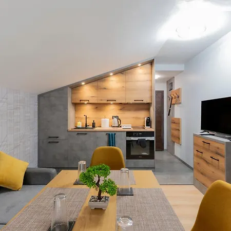 Apartment Urban Five #5 - Stylish One-bedroom With Kitchen & Parking