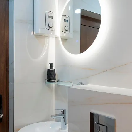 Apartment Urban Five #5 - Stylish One-bedroom With Kitchen & Parking *