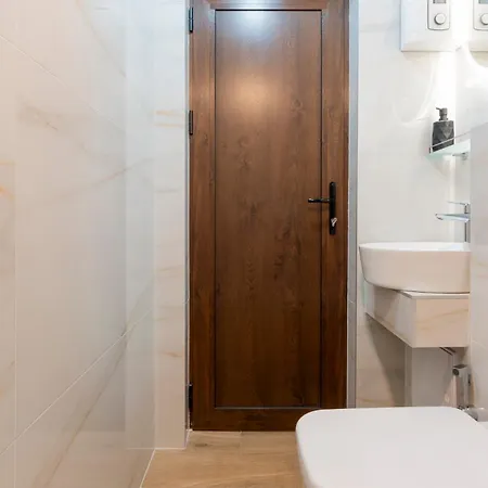 Urban Five #5 - Free Parking - Stylish One-Bedroom Apartments With Kitchen & Parking *