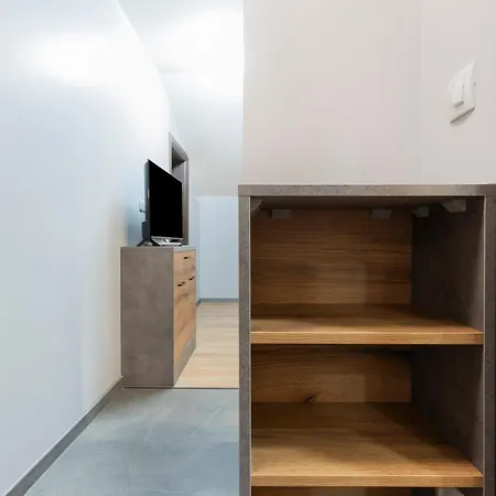 Apartment Urban Five #5 - Stylish One-bedroom With Kitchen & Parking