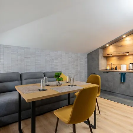 Apartment Urban Five #5 - Stylish One-bedroom With Kitchen & Parking *