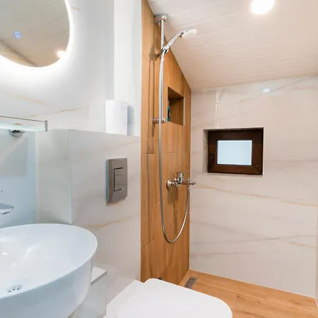 Urban Five #5 - Free Parking - Stylish One-Bedroom Apartments With Kitchen & Parking *