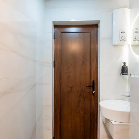 Urban Five #5 - Stylish One-bedroom With Kitchen & Parking Apartment