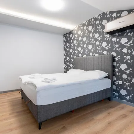 Urban Five #5 - Free Parking - Stylish One-Bedroom Apartments With Kitchen & Parking *
