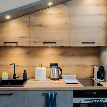 Urban Five #5 - Stylish One-bedroom With Kitchen & Parking Apartment