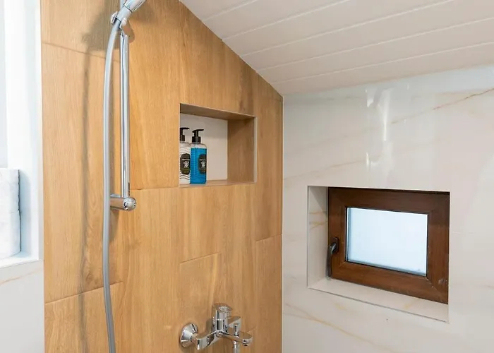 Urban Five #5 - Stylish One-bedroom With Kitchen & Parking