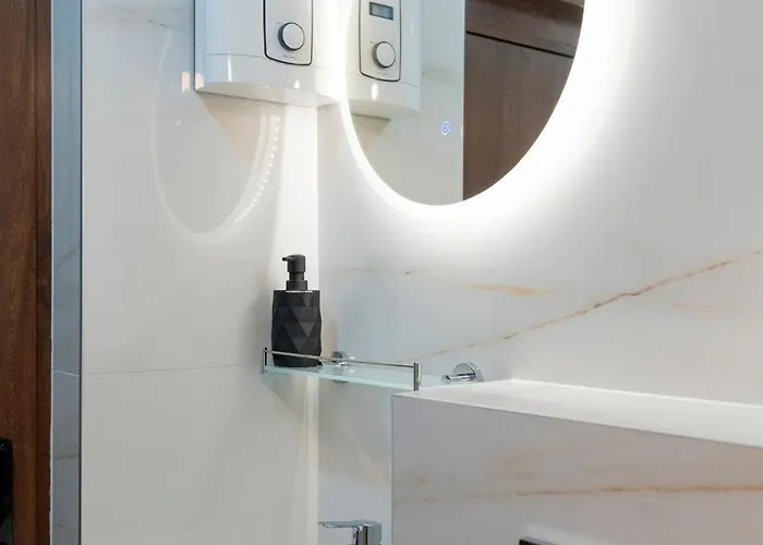 Apartment Urban Five #5 - Stylish One-bedroom With Kitchen & Parking *