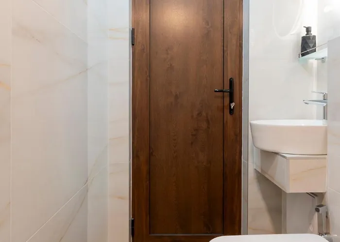 Urban Five #5 - Stylish One-bedroom With Kitchen & Parking *