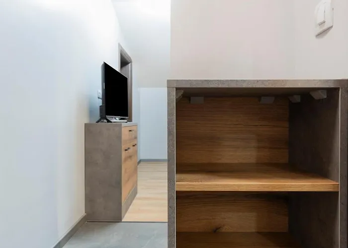 Apartment Urban Five #5 - Stylish One-bedroom With Kitchen & Parking