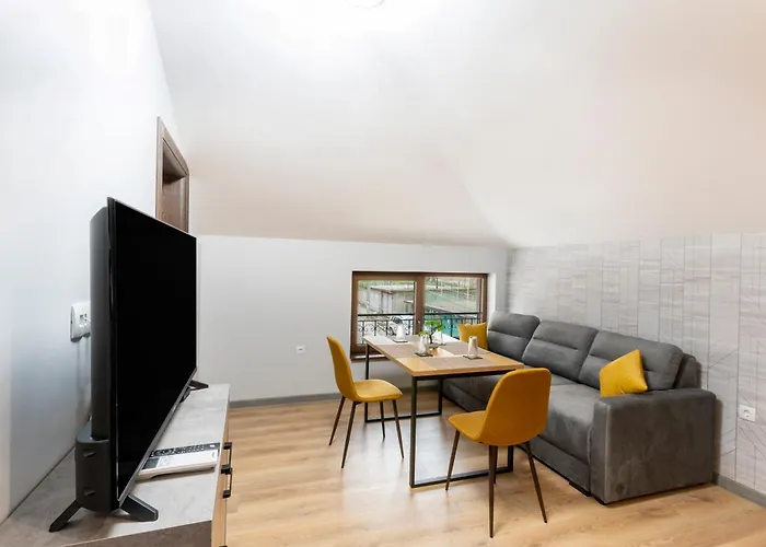 Urban Five #5 - Stylish One-bedroom With Kitchen & Parking