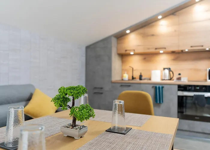 Urban Five #5 - Stylish One-bedroom With Kitchen & Parking Apartment *