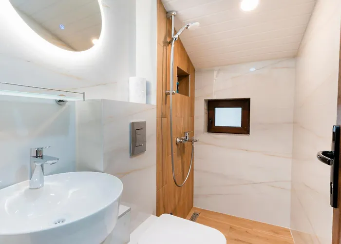 Urban Five #5 - Stylish One-bedroom With Kitchen & Parking *