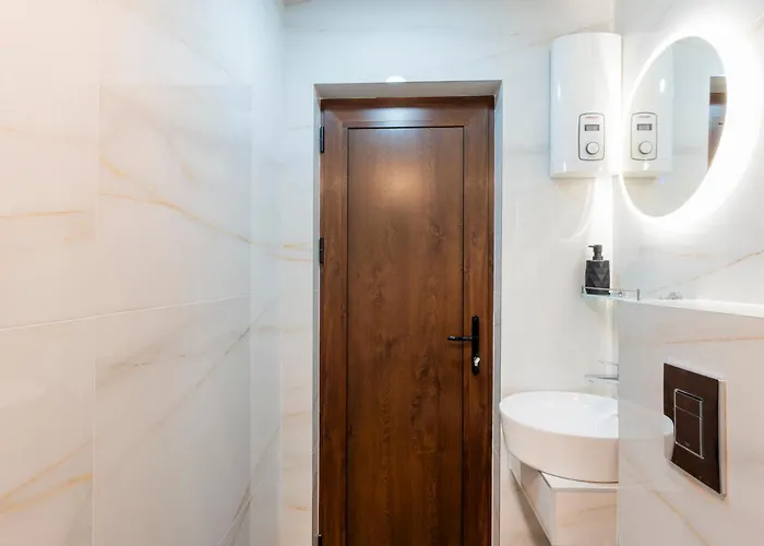 Urban Five #5 - Stylish One-bedroom With Kitchen & Parking Apartment