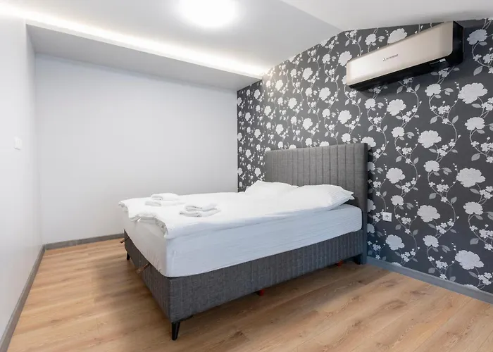 Urban Five #5 - Stylish One-bedroom With Kitchen & Parking *