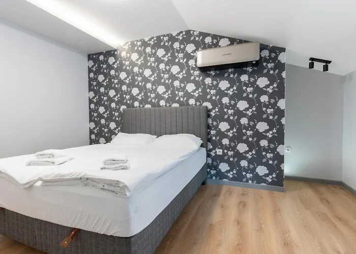 Urban Five #5 - Stylish One-bedroom With Kitchen & Parking Apartment